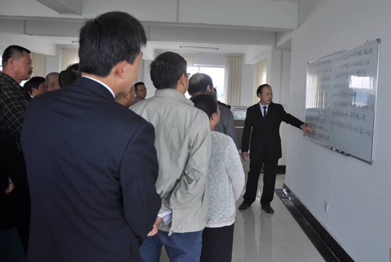 與會(huì)領(lǐng)導(dǎo)、專家參觀鑫海公司