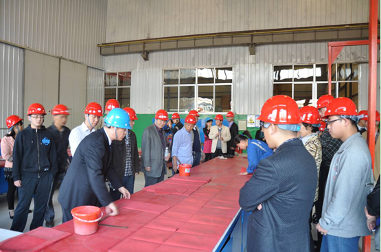 與會(huì)領(lǐng)導(dǎo)、專家對(duì)鑫海耐磨橡膠表現(xiàn)出濃厚興趣